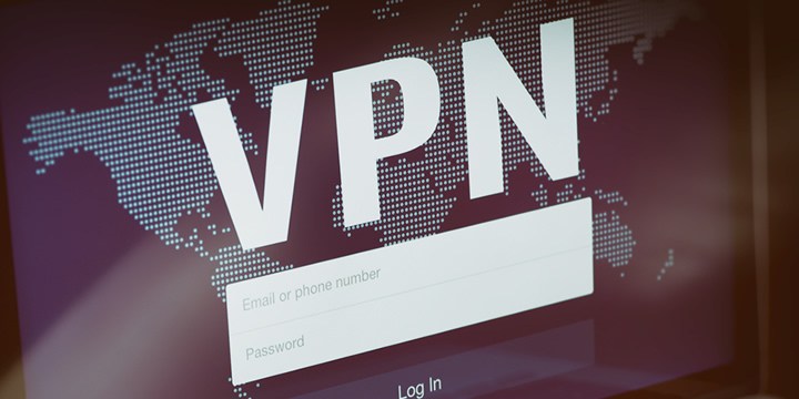 VPN jako sposób na bezpieczne, szyfrowane łączenie z Internetem w publicznych sieciach Wi-Fi.
